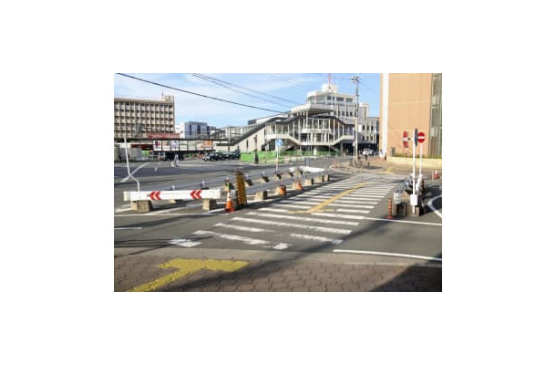 安倍元首相が銃撃された近鉄大和西大寺駅前の現場＝4日午前、奈良市