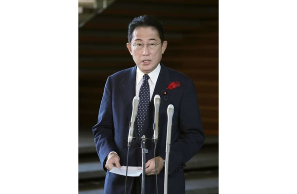 北朝鮮のミサイル発射を受け、記者団の取材に応じる岸田首相＝4日午前8時22分、首相官邸