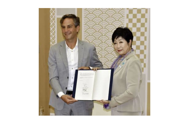 「フォーミュラE」東京開催に向けた協定を締結する小池百合子知事（右）と大会運営団体のジェイミー・ライグルCEO＝4日午前、東京都庁