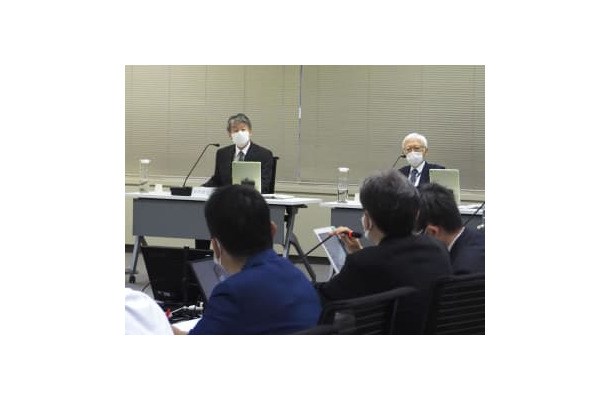 経産省担当者から説明を受ける原子力規制委の山中伸介委員長（左奥）ら＝5日午前、東京都港区