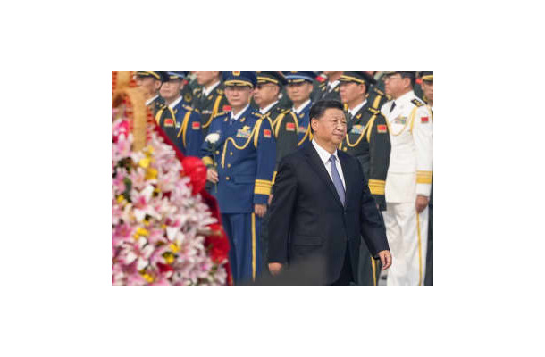 9月、「烈士記念日」の式典に臨む中国の習近平国家主席（手前）＝北京の天安門広場（共同）