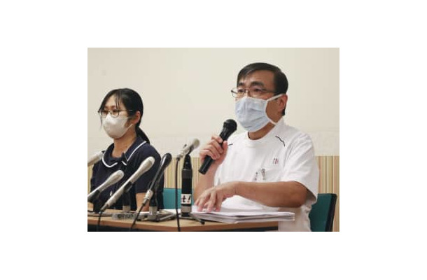 記者会見する慈恵病院の蓮田健院長（右）＝6日午後、熊本市