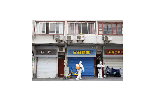 4月、ロックダウン中の中国上海市内でシャッターを閉めたままの商店（新華社＝共同）