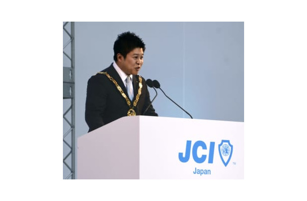 日本青年会議所の会頭に選出され抱負を述べる、麻生商事社長の麻生将豊氏＝8日午後、大分市