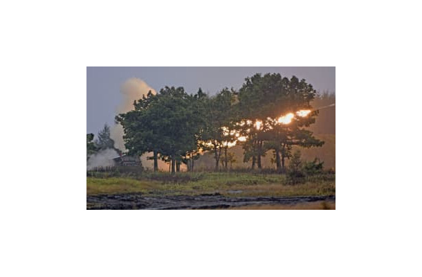 日米共同訓練でロケット弾を発射する陸上自衛隊の多連装ロケットシステム「MLRS」＝10日午前、北海道の矢臼別演習場