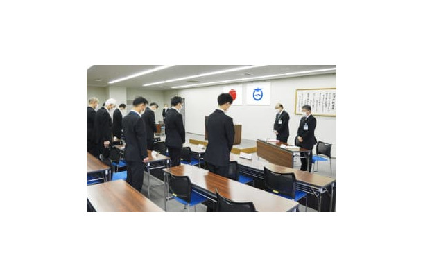 大津市の中2男子生徒自殺から11年となり、黙とうする市教育委員会の職員ら＝11日午前、大津市役所（同市提供）