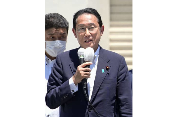 街頭演説する岸田首相＝2日午前、福井市