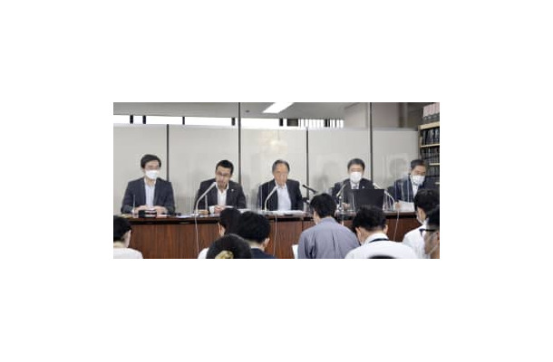 世界平和統一家庭連合（旧統一教会）の解散命令請求をするよう文科相らに申し入れ、記者会見する全国霊感商法対策弁護士連絡会のメンバーら＝11日午後、東京・霞が関の司法記者クラブ