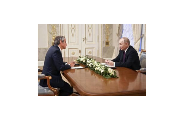 会談するプーチン大統領（右）とIAEAのグロッシ事務局長＝11日、サンクトペテルブルク（AP＝共同）