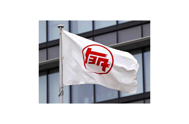 トヨタ自動車本社に掲げられている旗＝2022年3月1日、愛知県豊田市