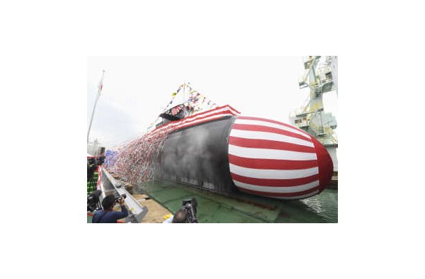 命名・進水式で披露された海上自衛隊の最新型潜水艦「じんげい」＝12日、神戸市の三菱重工業神戸造船所