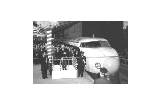 東京―新大阪間で開業した東海道新幹線の出発式＝1964年10月、東京駅
