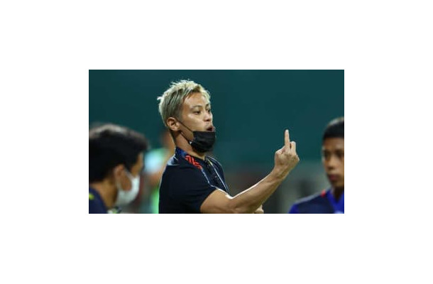 膝を手術した本田圭佑、「どこを痛めつけるか」と励む