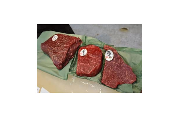 仲卸業者の店先に並ぶニタリクジラの生肉＝14日未明、大阪市中央卸売市場