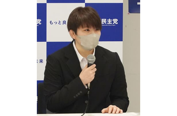 立憲民主党の会合で防衛省の担当者に質問をする元陸上自衛官の五ノ井里奈さん＝14日午前、国会