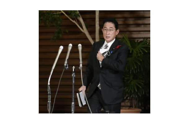 与党党首会談を終え、記者団の取材に臨む岸田首相＝14日午後、首相官邸