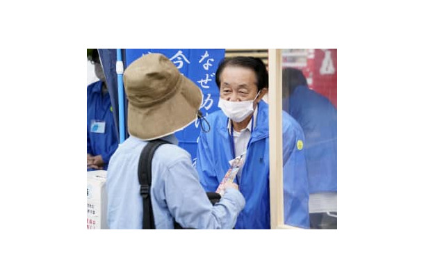 福井県小浜市で開かれたイベントで、拉致問題の解決に向け来場者に署名を呼びかける拉致被害者の地村保志さん＝15日午前