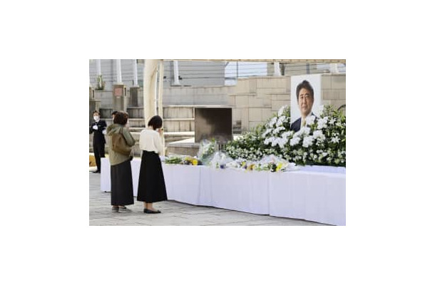 安倍元首相の県民葬会場を訪れ、遺影に手を合わせる人たち＝15日午前11時22分、山口県下関市