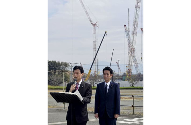 TSMCの工場建設現場を視察後、記者団の取材に応じる西村経産相（左）＝16日午後、熊本県菊陽町