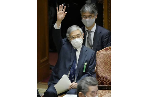 衆院予算委で答弁のため挙手する日銀の黒田総裁＝17日午前