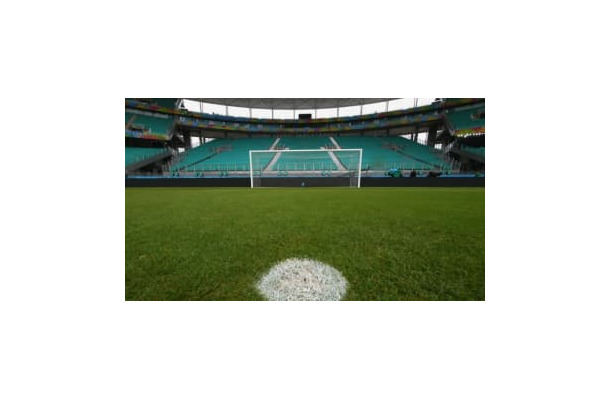 こんなの見たことねぇ！デカくなったゴールを試合直前に“切断”する珍シーン