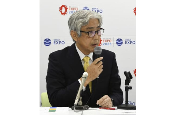 大阪・関西万博の「来場者輸送具体方針」について、記者会見する協議会議長の内田敬氏＝17日午後、大阪市