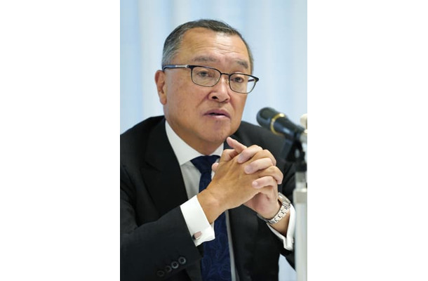 インタビューに応じる自民党税制調査会の宮沢洋一会長