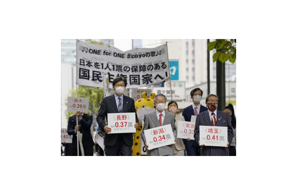参院選の「1票の格差」訴訟の判決で東京高裁に向かう原告側の弁護士ら＝18日午前