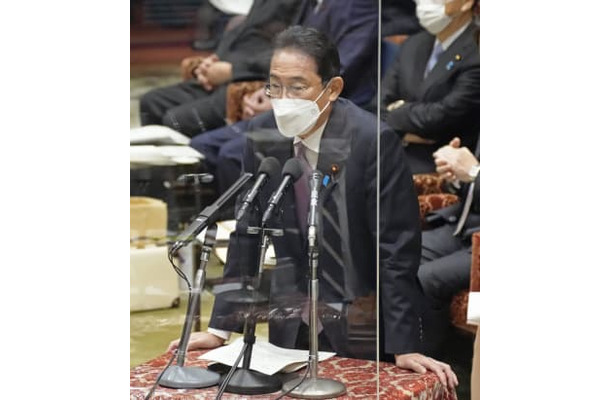 衆院予算委で答弁する岸田首相＝18日午前