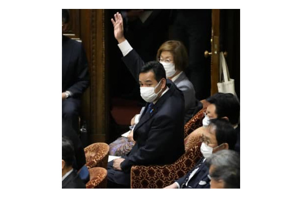 衆院予算委で答弁のため挙手する山際経済再生相＝18日午前