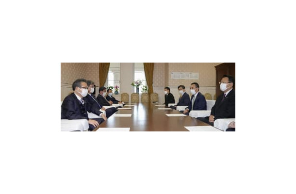 安保戦略改定に向けた協議会の初会合に臨む自民党の麻生副総裁（左奥）と公明党の北側副代表（右奥）ら＝18日午後、国会