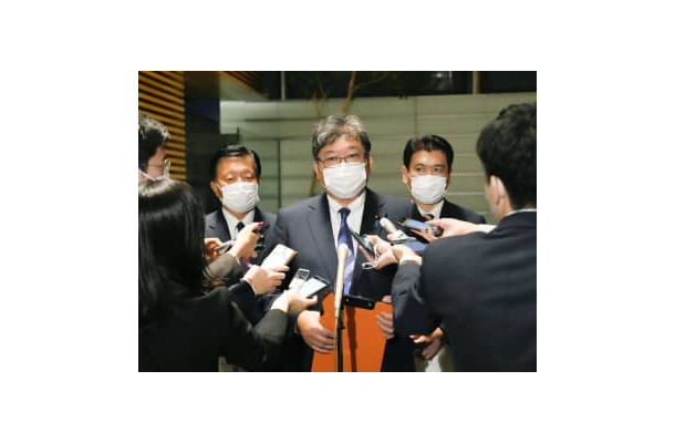 岸田首相に総合経済対策に関する提言の申し入れをし、取材に応じる自民党の萩生田政調会長（中央）＝18日午後、首相官邸