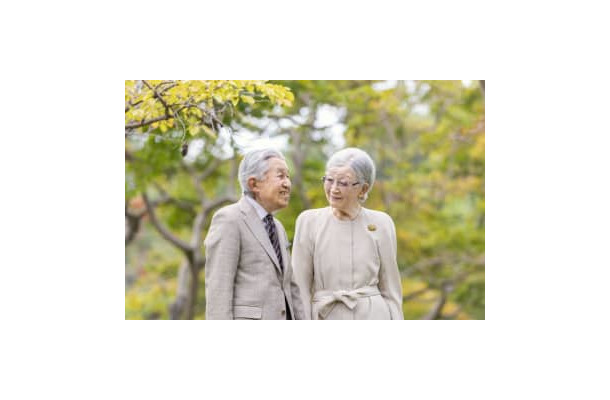 上皇さまと上皇后美智子さま＝4日、東京・元赤坂の赤坂御用地（宮内庁提供）