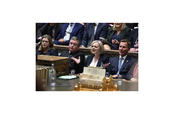19日、英議会で質問に答えるトラス首相（右から2番目）（Jessica　Taylor/英議会提供・AP＝共同）