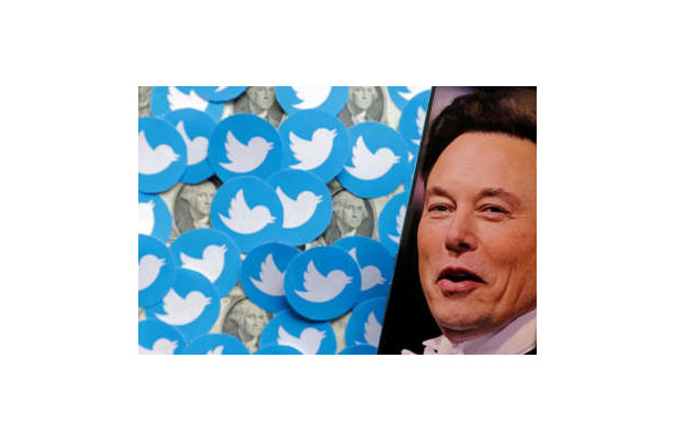 ツイッターのロゴとドル紙幣、米テスラのイーロン・マスクCEO＝8月10日（ロイター＝共同）