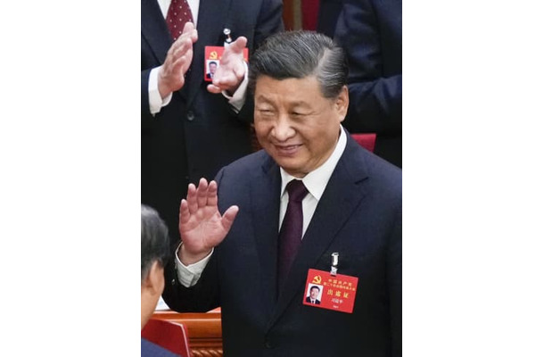 第20回中国共産党大会の閉幕式を終え、手を振りながら引き揚げる習近平総書記＝22日、北京の人民大会堂（共同）