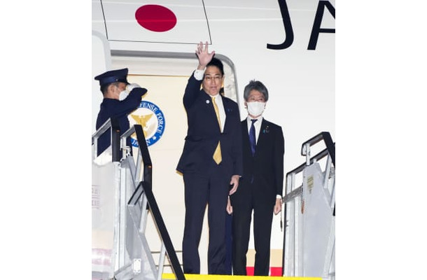 オーストラリア訪問を終え、政府専用機に乗り込む岸田首相＝22日、パース（共同）