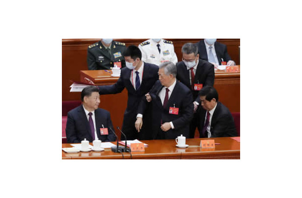 第20回中国共産党大会の閉幕式で、退席する胡錦濤前総書記（中央）。左端は習近平総書記＝22日、北京の人民大会堂（共同）