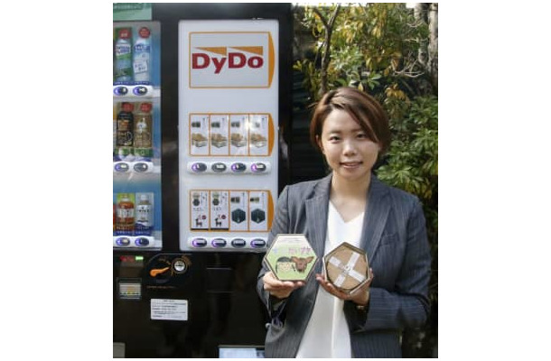 ダイドードリンコが奈良公園内に設置した「鹿せんべい」を販売する自動販売機＝24日午後、奈良市