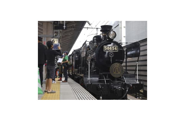 人気観光列車「SL人吉」の蒸気機関車「58654号機」＝2021年5月、JR熊本駅