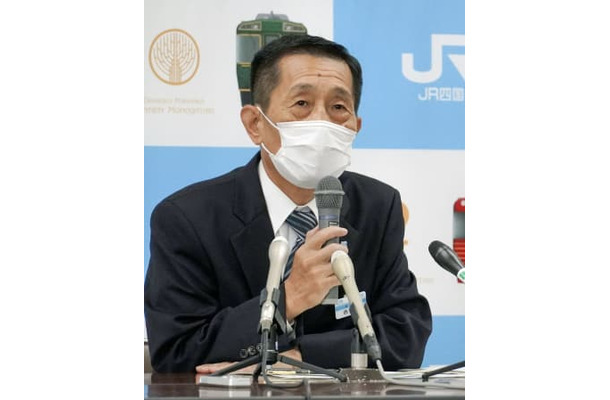 記者会見するJR四国の西牧世博社長＝25日午前、高松市