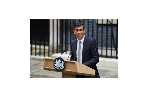 25日、ロンドンの英首相官邸前で演説するスナク首相（英PA通信＝共同）