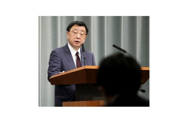 記者会見する松野官房長官＝26日午前、首相官邸