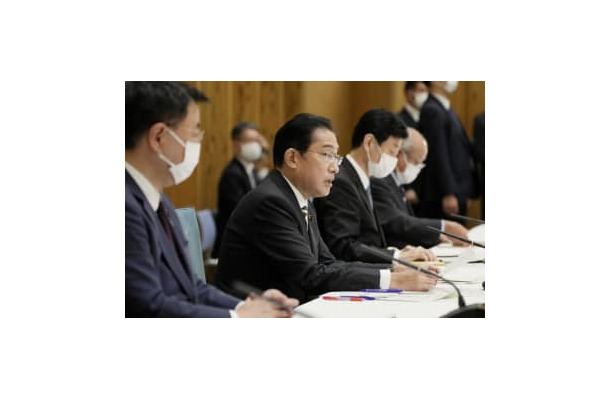 「GX（グリーントランスフォーメーション）実行会議」であいさつする岸田首相（手前から2人目）＝26日午後、首相官邸