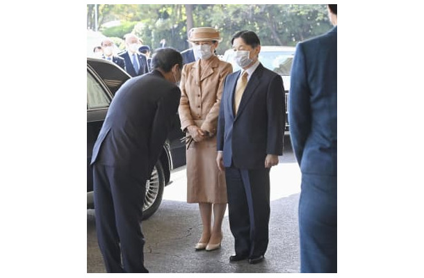地球環境行動会議が主催する国際会議の会場に到着された天皇、皇后両陛下＝27日午前、東京都港区（代表撮影）