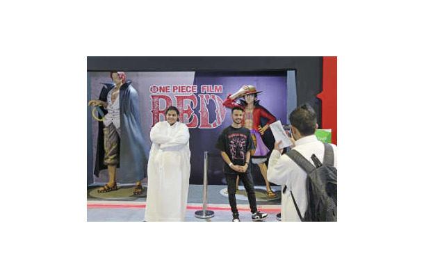 27日、サウジアラビア・リヤドで開かれた日本アニメのエキスポで、記念撮影する来場者ら（共同）