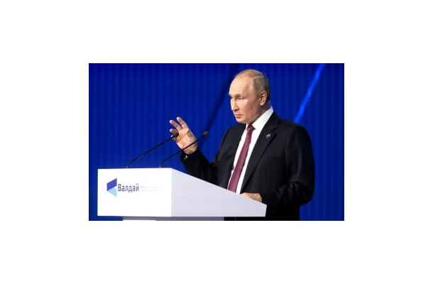 モスクワで開かれた討論フォーラムで演説するロシアのプーチン大統領＝27日（ロシア大統領府提供・ゲッティ＝共同）