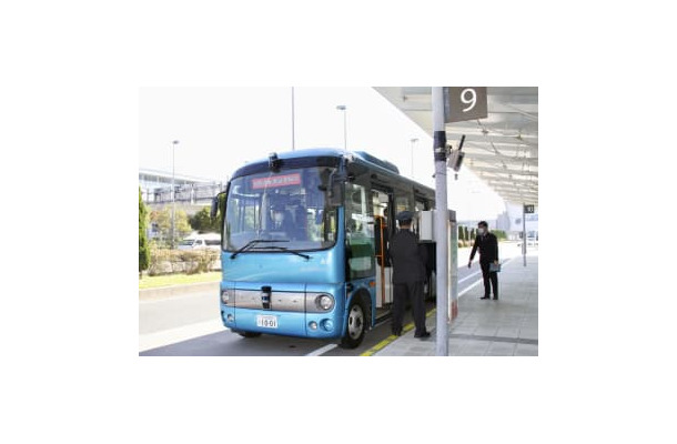実証実験を行った自動運転バス＝28日午前、愛知県常滑市の中部空港