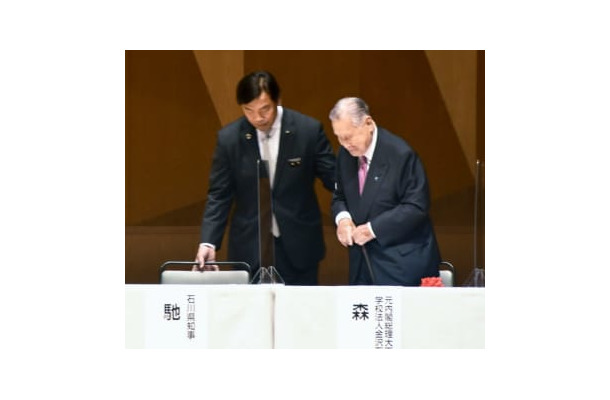 石川県の馳浩知事（左）に支えられながらつえを手にする森喜朗元首相＝29日午前、金沢市