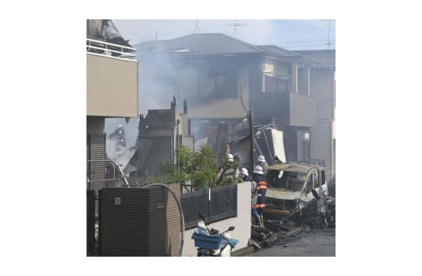 住宅火災があった神奈川県厚木市の現場＝30日午前10時7分